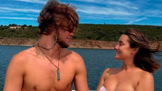 Bosco Martinez Bordiú y Adara Molinero posando en la playa. (Foto: Instagram)